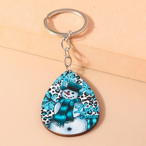 Dettaglio del portachiavi in legno a goccia con pupazzo di neve e scritta Let it Snow
