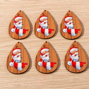 Detalle de colgantes de gota de madera con patrones de Papá Noel para joyería