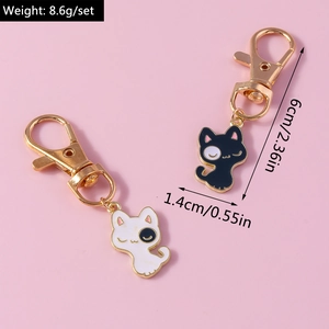 Détails du porte-clés chat avec spécifications de taille et de poids sur fond rose doux