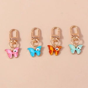 Vue détaillée des porte-clés papillon colorés avec bases en alliage doré et fermoirs homards
