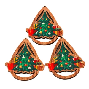 Tres colgantes navideños de madera en forma de gota con motivos de árboles y regalos festivos