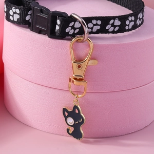 Détail du collier noir avec motif de patte et pendentif chat émaillé sur socle rose