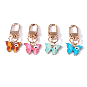Porte-clés papillon colorés en quatre couleurs avec fermoirs mousquetons dorés et émail décoré
