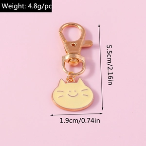 Detailed view of cat keychain dimensions 5.5cm x 1.9cm with weight 4.8g on pink background