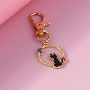 Porte-clés chat et lune évidé avec chaton en émail noir et fermoir mousqueton doré