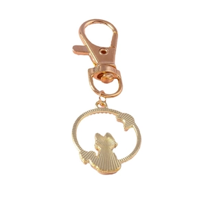 Porte-clés chat en métal or rose avec silhouette de lune évidée et fermoir mousqueton robuste