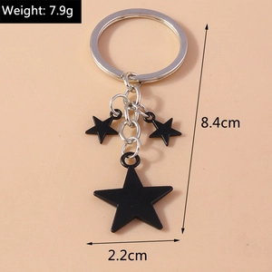 Dettaglio di un portachiavi a pentagramma con tre stelle nere opache su catena