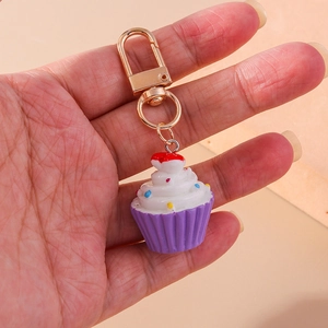 Detailansicht Cupcake Schlüsselanhänger in Lila mit bunten Streuseln und Goldkarabiner
