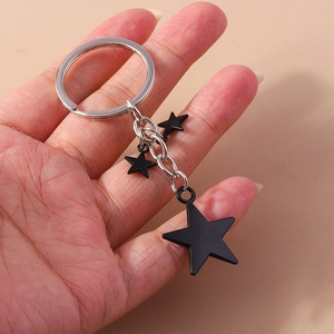 Portachiavi a stella con tre ciondoli a pentagramma nero graduati su un anello d'argento