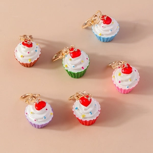 Detail von sortierten Cupcake-Schlüsselanhängern mit bunten Basen und Herz-Anhängern