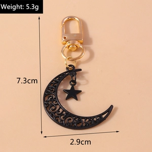 Vue détaillée du porte-clés lune et étoile noire avec fermoir doré, 7,3 cm x 2,9 cm