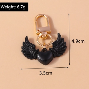 Détails des dimensions du porte-clés cœur ailes d'ange noir, poids 6,7g et hauteur 4,9cm