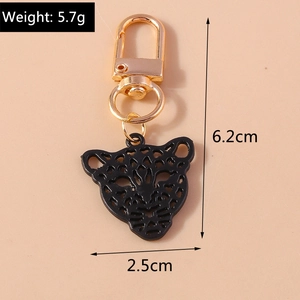 Vue détaillée du porte-clés tête de léopard avec fermoir doré et dimensions exactes