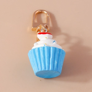 Süßer Cupcake Schlüsselanhänger mit hellblauem Boden und weißer Creme an Goldring