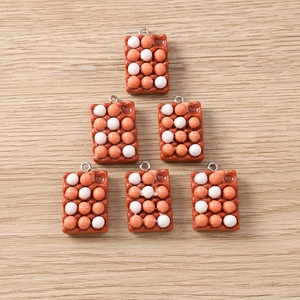 6er-Set realistische Eierkarton-Anhänger aus Harz mit Metallhaken für kreativen DIY-Schmuck