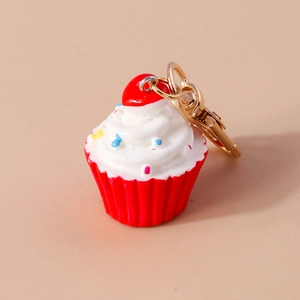 Detailansicht eines 3D-Cupcake-Schlüsselanhängers mit rotem Herz und goldenem Verschluss