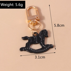 Vue détaillée d'un porte-clés cheval à bascule noir avec mousqueton et dimensions exactes
