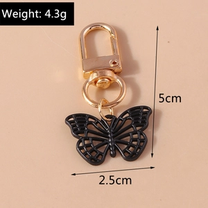Vue détaillée du porte-clés papillon noir de 5 cm avec fermoir en métal doré