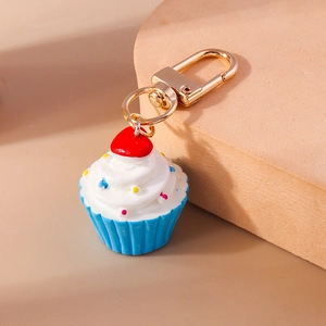 Detail von Cupcake-Schlüsselanhänger mit rotem Herz, bunten Streuseln und Goldkarabiner