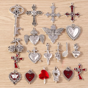 Ciondoli a Croce di Cuore in Lega Gotica Argento Antico Per Creazione di Gioielli Fai Da Te Teschio di Falena Smalto Rosso Collana