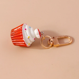Detailansicht eines Cupcake-Schlüsselanhängers mit orangefarbener Basis und Goldverschluss