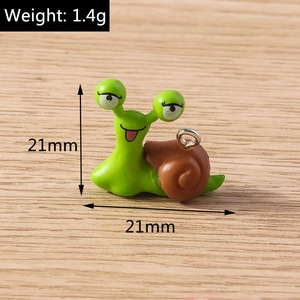 Detailed view of mini green cartoon snail charm showing 21mm size and 1.4g weight