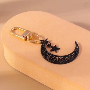 Détails des pendentifs lune et étoile gothiques avec un fermoir doré