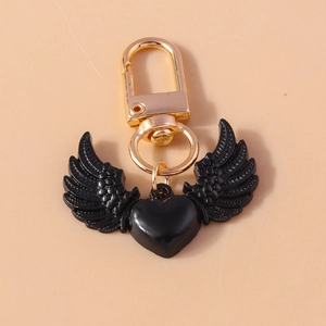 Porte-clés gothique avec cœur noir et ailes et fermoir à ressort en métal doré