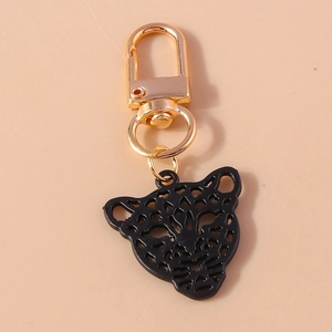 Porte-clés tête de léopard gothique avec design ajouré noir et anneau doré en métal