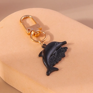 Détail d'un porte-clés dauphin noir avec gravure Best Friends et crochet doré