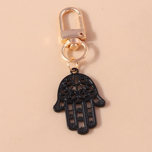 Détail du porte-clés Main de Fatma noir avec fermoir et anneau en métal doré