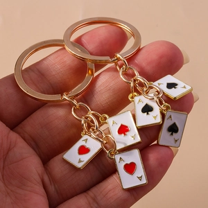 Kreatives Poker-Herz- und Spaten-Goldlegierungs-Schlüsselanhänger-Set mit Emaille-Finish