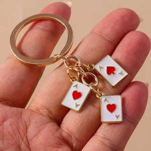 Kreativer Schlüsselanhänger mit Pokerkarten-Motiv Herz-Ass und goldfarbenem Ring