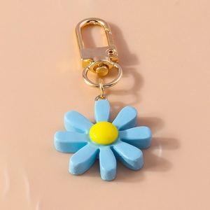 Nahaufnahme des blau-gelben Harzblumen-Schlüsselanhängers mit sicherem goldenem Metallverschluss