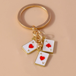 Kreativer Pokerkarten Schlüsselanhänger mit Herz A und Pik A Anhängern aus Goldlegierung