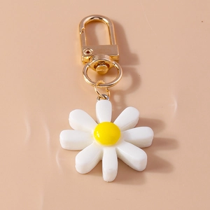 Modischer Schlüsselanhänger mit Gänseblümchen aus Harz, weißen Blüten und goldenem Clip