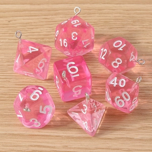 Nahaufnahme von rosa transparenten Polyeder-Würfel-Anhängern mit silbernen Schraubösen
