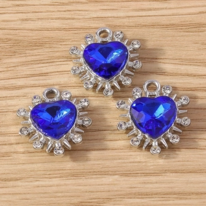 Tre ciondoli a cuore con pietre blu scuro con montatura in argento e piccoli cristalli bianchi