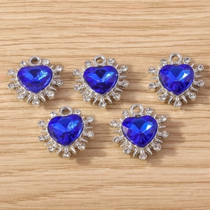 Dettaglio di ciondoli a cuore in argento con gemme blu e piccoli strass per gioielli