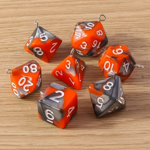 Detail von 7-teiligem orange-schwarzem Marmor-Harz-Würfel-Charms-Set mit Metall-Ösenringen