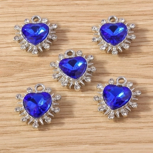 Dettaglio macro di cinque ciondoli a cuore blu con montatura in lega d'argento