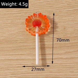 Macro detail of daisy lollipop resin pendant showing 70mm length and 4.5g weight info
