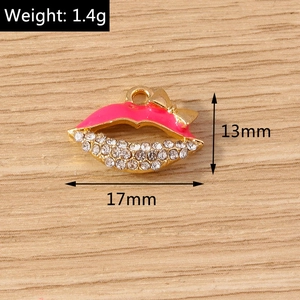 Detail van lippen hanger met roze emaille en heldere strassteentjes, 17mm x 13mm