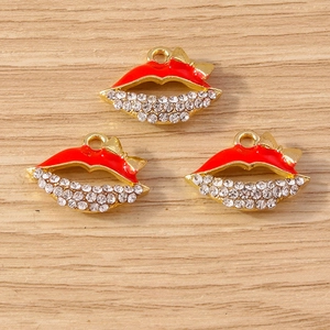 Creatieve rode emaille lippen hanger met witte kristallen en gouden strik op hout