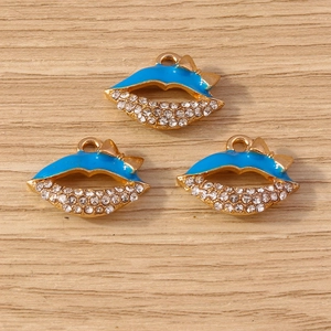 Gouden liphangers van legering met blauw emaille, fonkelende strass-steentjes en hangogen