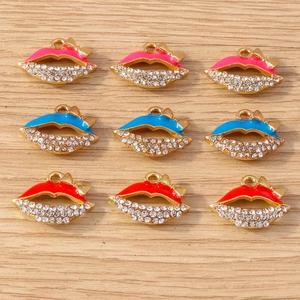 Detail van kristallen liphangers met kleurrijk emaille en gouden strikjes op hout