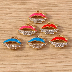 Detail van emaille lippenhangers met strassteentjes en strikjes voor DIY-sieraden maken