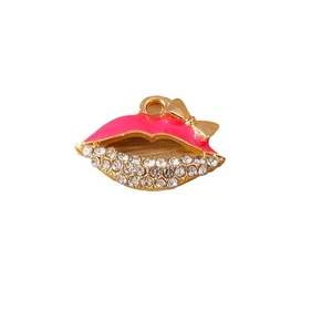 Lippenvormige hanger van legering met roze emaille en kristallen op gouden basis