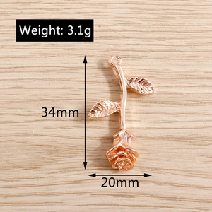 Detailweergave van de rosegouden zinklegering bloemhanger met 34mm hoogte en 20mm breedte