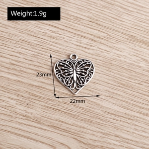 Detailansicht des 23mm x 22mm silbernen Herzanhängers mit feinem Schmetterlingsmotiv